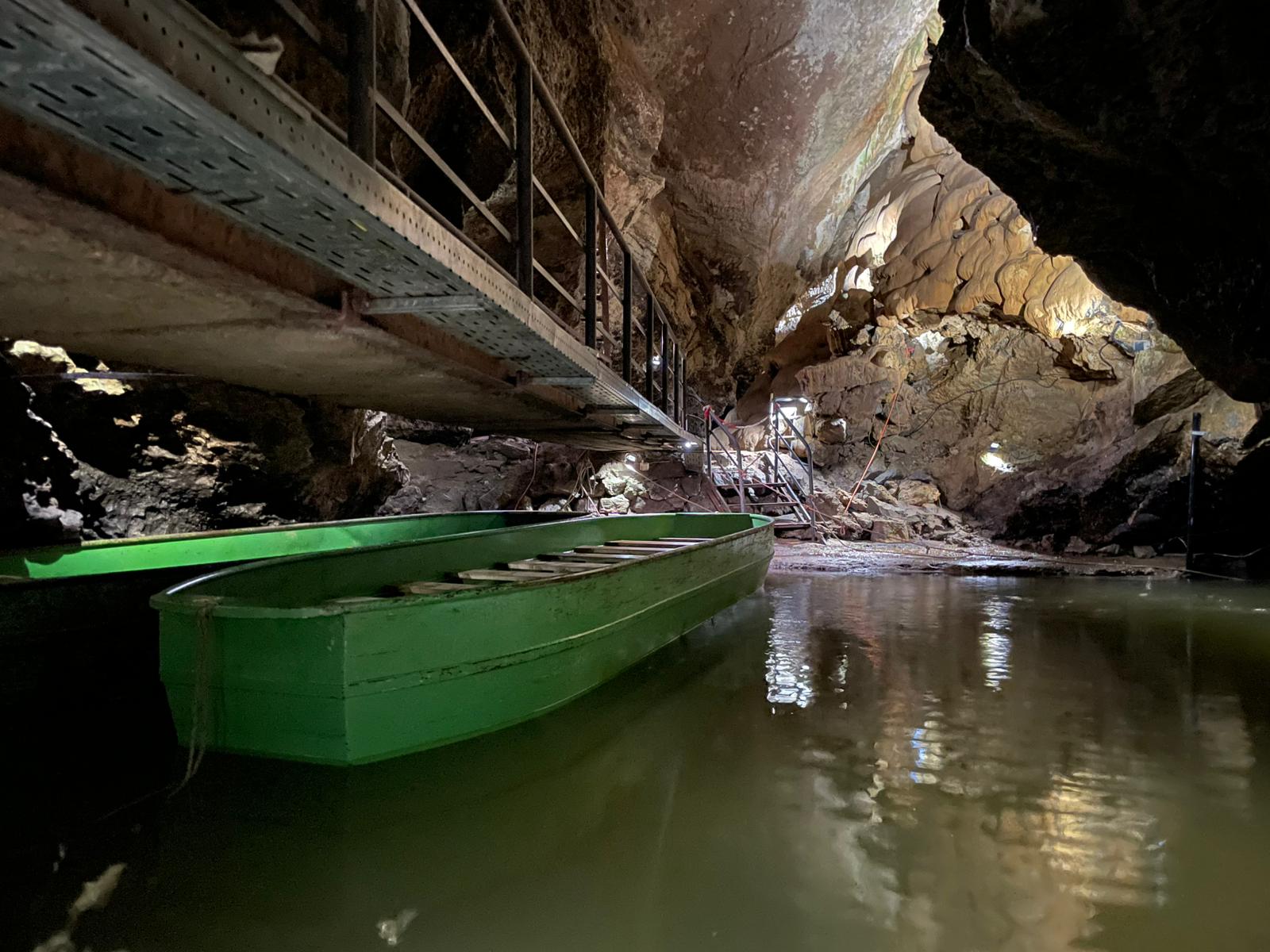 Boot in grot remouchamps water